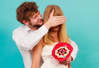 Adam veren kadın şeker grup gözlerini kapsayan.