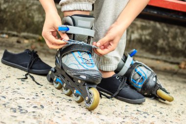 Tekerlekli paten üzerinde açık koyarak kadın.