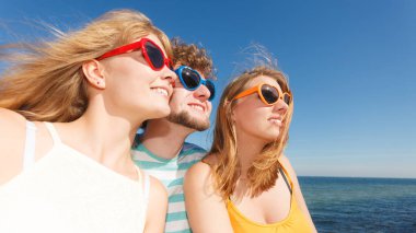 Grup arkadaşları erkek iki kız açık eğleniyor