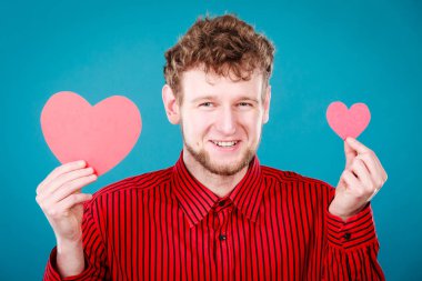 Kalpler tutan adam tezahürat.