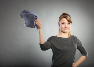 Temizlik bezi el ile kız.