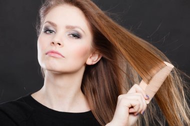 Uzun saçlı kadın onun saç tarama.