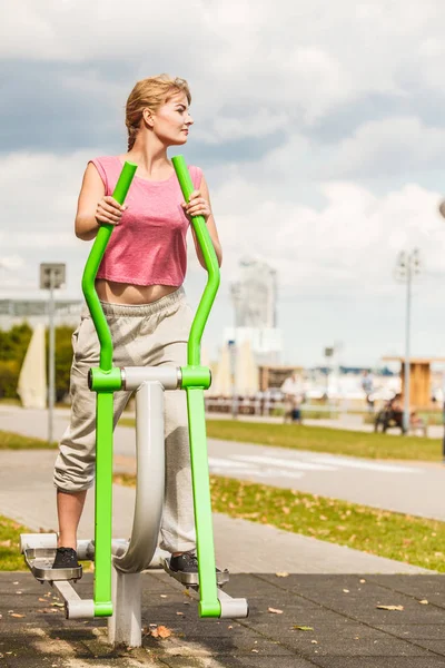 Aktive Frau trainiert auf Crosstrainer. — Stockfoto