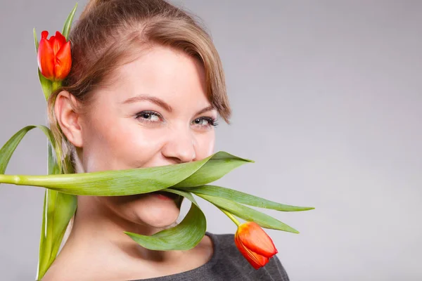 Mädchen mit Tulpe fühlen Verbindung zur Natur. — Stockfoto