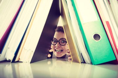 Bağlayıcı yığınları ile mutlu deli muhasebeci.