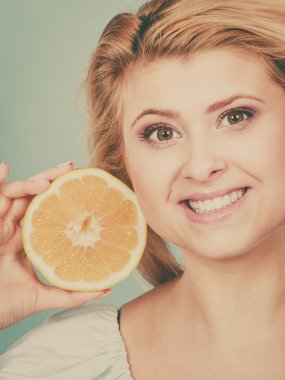 Meyve yeşil greyfurt tutan kadın