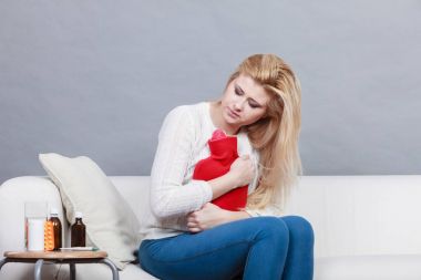 Cofa üzerinde oturan kadın duygu mide krampları