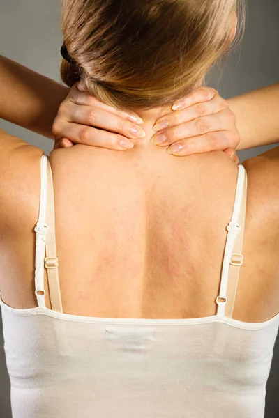 Vrouw die lijden aan nekpijn — Stockfoto