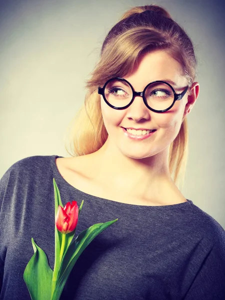 Chica con tulipán lleno de esperanza soñando . —  Fotos de Stock