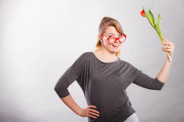 Ragazza nerd sventolando fiore . — Foto Stock