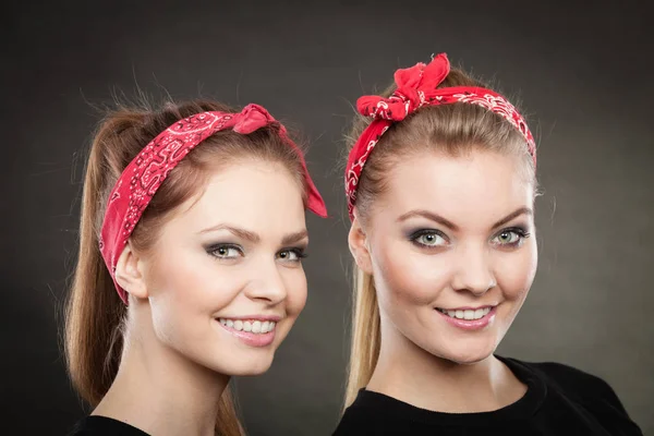 Retrato de chicas retro pin up en pañuelo rojo . —  Fotos de Stock