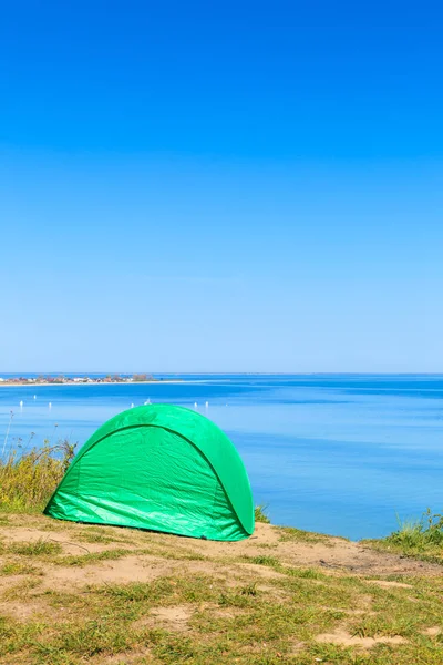 Туристическая палатка в природной зоне . — стоковое фото