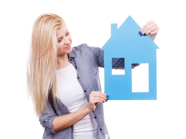 Kvinna med blått papper hus modell cutout. — Stockfoto