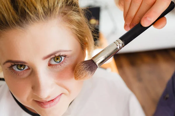 Mujer conseguir maquillaje de la cara hecho — Foto de Stock