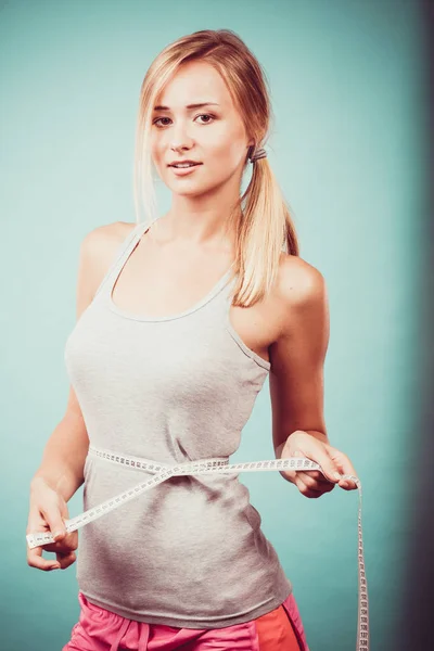 Chica fitness midiendo su cintura — Foto de Stock