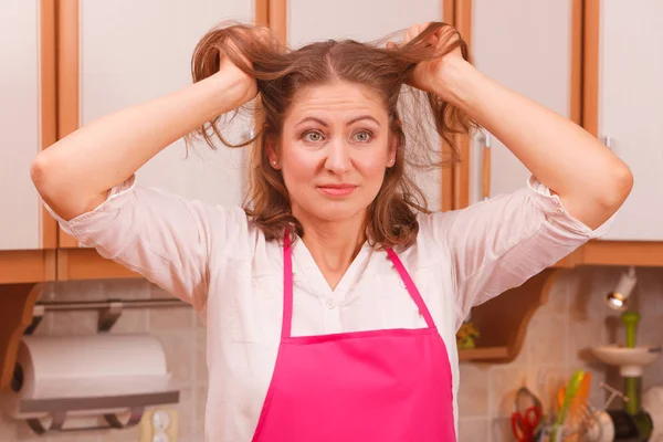 Dona de casa infeliz na cozinha — Fotografia de Stock