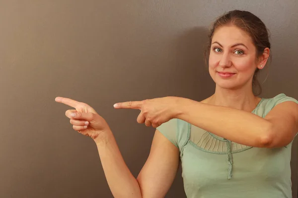 Retrato de mujer madura mostrando espacio de copia — Foto de Stock