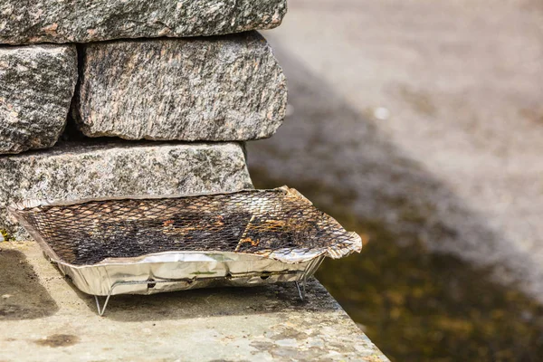 Bandejas de grelha na mesa de pedras e pedras — Fotografia de Stock