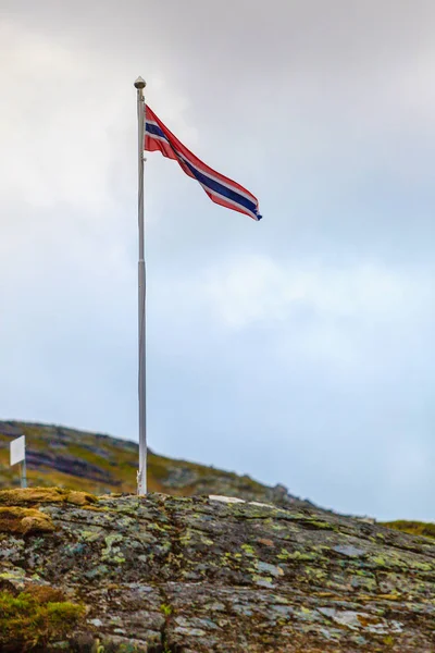 Norwegian flag in rocky mountains — Stock Photo, Image