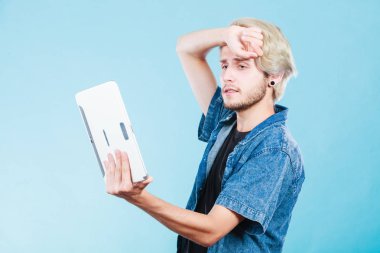 Tablet düşünme kullanarak trendy genç adam