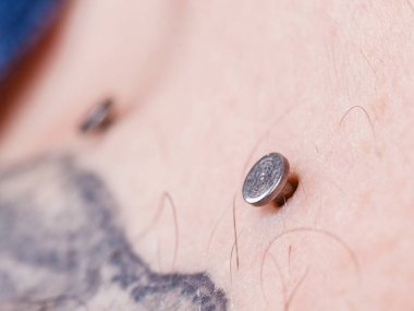 Göğüs kemiği, bölünme, microdermal, köprücük üzerinde piercing yüzey.