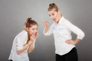 Onun arkadaşı veya kız kardeşi çığlık öfkeli fury kız