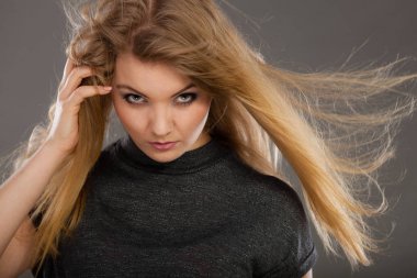 Karanlıkve saçlı çekici sarışın kadın