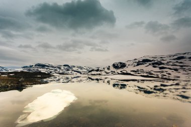 Donmuş göl ile Norveç doğal Dağları.