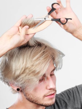 Adam makas ve tarak yeni saç modeli oluşturma