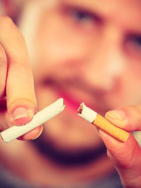 Genç adam bir sigara kırılıyor