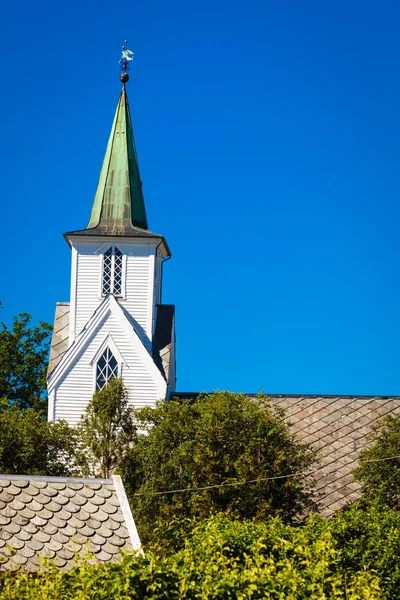 Iglesia rural antigua durante el tiempo soleado — Foto de Stock