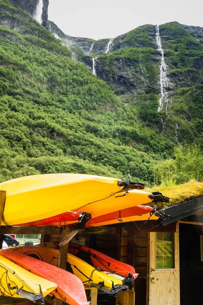 Många gula kanoter utomhus — Stockfoto