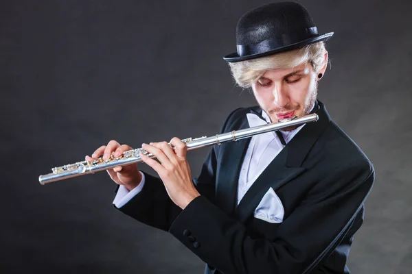 Elegant gekleideter männlicher Musiker spielt Flöte — Stockfoto