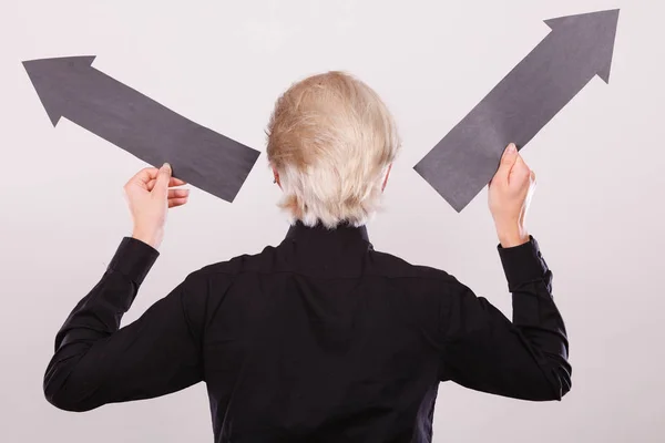 Man met zwarte pijlen links en rechts — Stockfoto