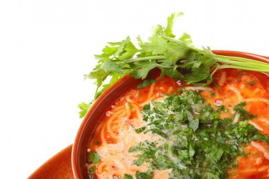 domates çorbası, maydanoz beyaz izole.