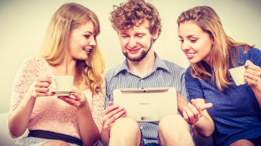 Arkadaşlar internet tablet üzerinde tarama rahatlatıcı.