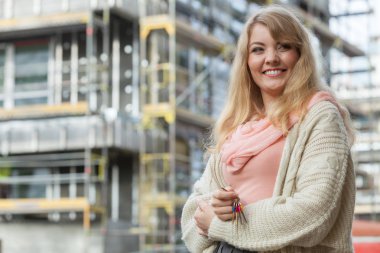 Yeni ev binanın ön tuşlar kadınla