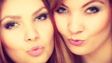 Büyüleyici pozitif kadın kardeşler.