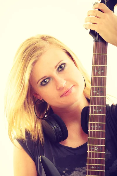 Blonde girl with electric guitar. — Stock Photo, Image