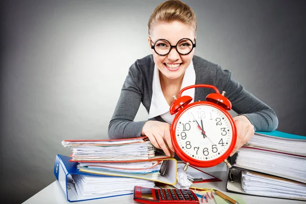 Emotionele secretaris met klok. — Stockfoto