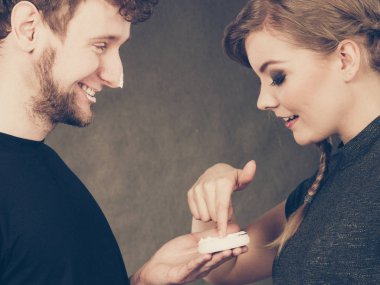 Komik çift krem ile oynamak.