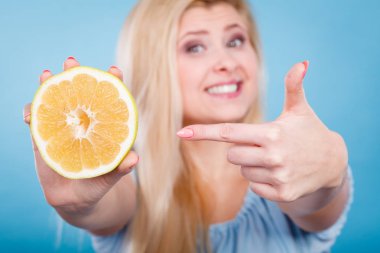 Greyfurt narenciye işaret eden kadın