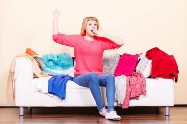 Kadınlar koltukta otururken ne giyeceğini bilemez.