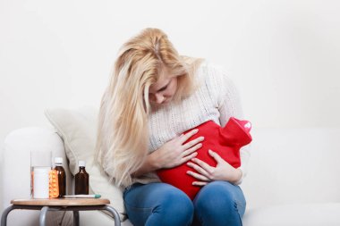 Cofa üzerinde oturan kadın duygu mide krampları