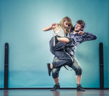birkaç genç adam ve hip-hop dans kadın
