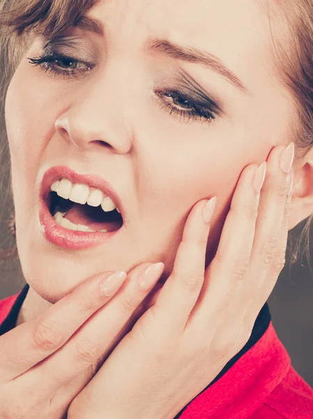 Emozione negativa. Donna con mal di denti . — Foto Stock