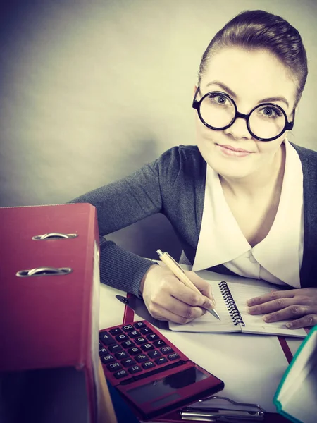 Unga glada sekreterare på arbetet. — Stockfoto