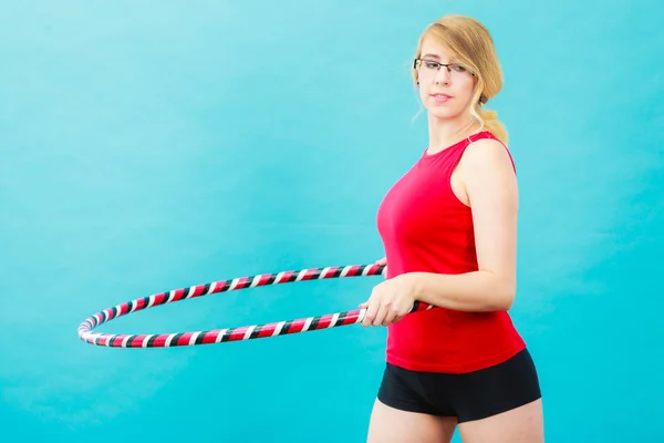 Fitte Frau mit Hula-Hoop-Reifen bei der Übung — Stockfoto