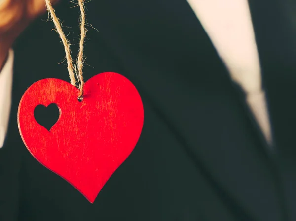 Erkek takım elbise arka plan kırmızı kalp aşk sembolü — Stok fotoğraf