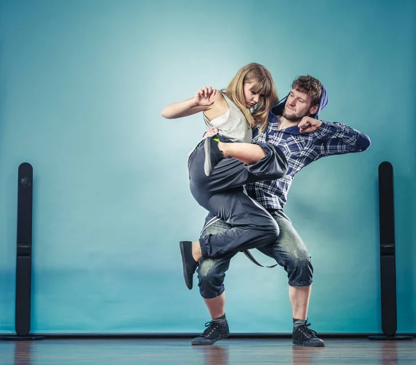 Couple of young man and woman dancing hip-hop — Stock Photo, Image